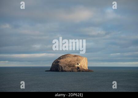 Blick auf die Sonne vor Bass Rock in Firth of Forth, Schottland, Großbritannien Stockfoto