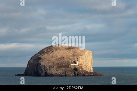 Blick auf die Sonne vor Bass Rock in Firth of Forth, Schottland, Großbritannien Stockfoto