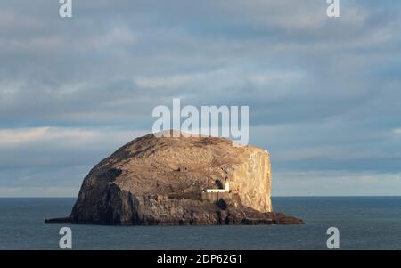 Blick auf die Sonne vor Bass Rock in Firth of Forth, Schottland, Großbritannien Stockfoto