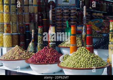 Grüne und rote Oliven auf einem Straßenmarkt in Marrakesch, Marokko Stockfoto