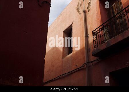 Detail einer alten Straße in Marrakesch Medina Stockfoto