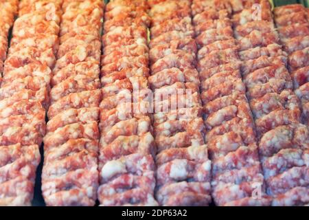 Kochen Fleisch türkisches Grillgericht namens kofta mit Spieße auf mangal. Selektiver Fokus Stockfoto