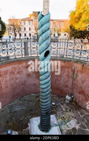 Die Serpentensäule, auch bekannt als Serpentinsäule, Plataean Tripod oder Delphi Tripod, ist eine alte Bronzesäule am Hippodrom von Constantino Stockfoto