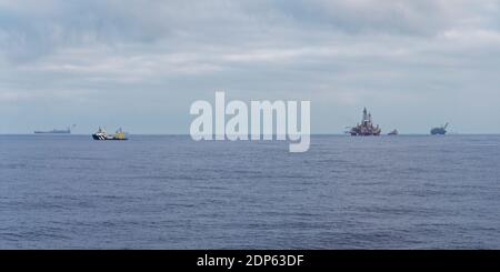 Einige der Schiffe, Rigs und FPSOÕs, die das Albacora-Feld in Brasilien im Campos-Becken in Brasilien bilden, mit zugehörigen Versorgungsschiffen. Stockfoto