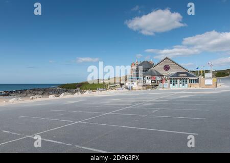 Ein normalerweise sehr verkehrsreiches Parkhaus bei Fistral in Newquay ist aufgrund der Covid 19 Coronavirus-Beschränkungen nun völlig verlassen. Stockfoto