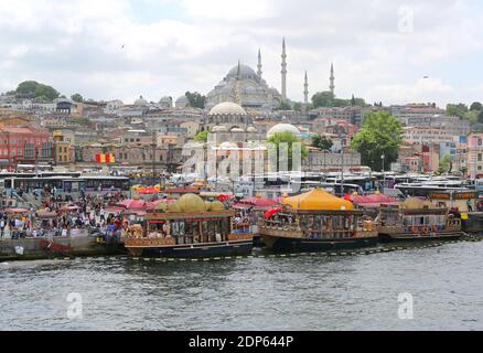 ISTANBUL, TÜRKEI-7. JUNI: Lebensmittelhändler, Fischboote und Menschen in Eminonu am Meer. Juni 7,2015 in Istanbul, Türkei. Stockfoto