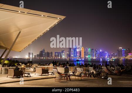 Café vor der Skyline von Doha, Katar Stockfoto