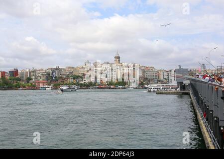 ISTANBUL, TÜRKEI-7. JUNI: Nicht identifizierte Fischer fischen auf der Galata-Brücke.Juni 7,2015 in Istanbul, Türkei. Stockfoto