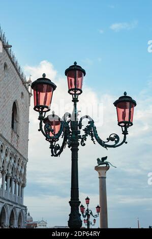 Blick auf die Laternenpfosten, den Dogenpalast und die Markussäule auf der Piazzetta San Marco, Venedig, Venetien, Italien Stockfoto