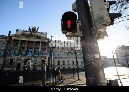 Braunschweig, Deutschland. Dezember 2020. Vor dem fast menschenleeren Vorplatz des Residenzschloss in der Innenstadt sind die Fußgängerlichter rot. Seit 16.12.2020 gelten strengere Vorschriften für die Eindämmung des Coronavirus. Quelle: Swen Pförtner/dpa/Alamy Live News Stockfoto