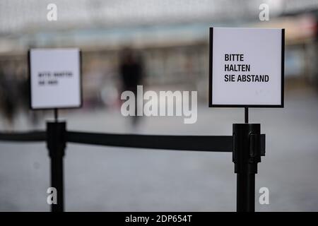 Braunschweig, Deutschland. Dezember 2020. "Bitte halten Sie Ihre Distanz" ist auf einem Stand-up-Schild mit Absperrband in der Innenstadt geschrieben. Strengere Vorschriften zur Eindämmung des Coronavirus sind seit dem 16. Dezember 2020 in Kraft. Quelle: Swen Pförtner/dpa/Alamy Live News Stockfoto