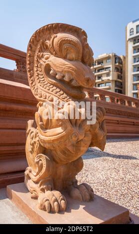 Abgewinkelte Ansicht der Drachenstatue, einer indonesischen Skulptur, vor dem Baron Empain Palast, einem historischen Herrenhaus, inspiriert vom kambodschanischen Hindu-Tempel von Angkor Wat, Heliopolis Bezirk, Kairo, Ägypten Stockfoto