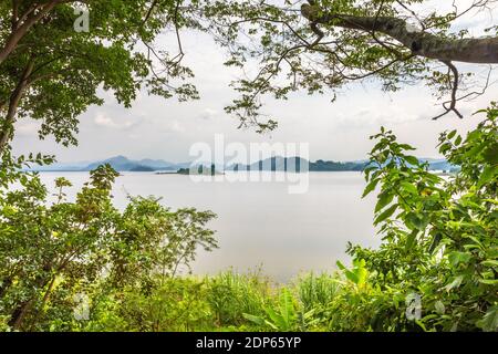 See Mutanda mit Blick auf die Vulkane Mount Muhavuru und Mount Gahinga in Ostafrika, entlang der Grenze von Ruanda und Uganda. Stockfoto