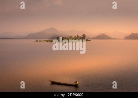 Lake Mutanda bei Sonnenuntergang mit Blick auf die Vulkane Mount Muhavuru und Mount Gahinga in Ostafrika, entlang der Grenze von Ruanda und Uganda. Stockfoto