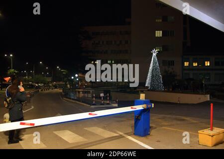 Der freiwillige Verein Koru in der Gemeinde Pagani, in Absprache mit den Gesundheitsmanagern des Zivilkrankenhauses Andrea Tortora und dem Bürgermeister der Gemeinde Pagani, Haben am Eingang des Stadtkrankenhauses einen Weihnachtsbaum sichtbar installiert, sobald Sie eingeben.EIN Licht der Hoffnung für alle, die in dieser Zeit der Weihnachten leiden und ein Weg, um alle Mitarbeiter des Gesundheitswesens, Ärzte und Krankenschwestern zu danken, Für die außerordentliche Arbeit, die sie in dieser schwierigen Zeit von Covid-19 für die Gemeinschaft leisten (Foto: Pasquale Senatore/Pacific Press) Stockfoto