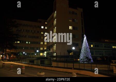 Der freiwillige Verein Koru in der Gemeinde Pagani, in Absprache mit den Gesundheitsmanagern des Zivilkrankenhauses Andrea Tortora und dem Bürgermeister der Gemeinde Pagani, Haben am Eingang des Stadtkrankenhauses einen Weihnachtsbaum sichtbar installiert, sobald Sie eingeben.EIN Licht der Hoffnung für alle, die in dieser Zeit der Weihnachten leiden und ein Weg, um alle Mitarbeiter des Gesundheitswesens, Ärzte und Krankenschwestern zu danken, Für die außerordentliche Arbeit, die sie in dieser schwierigen Zeit von Covid-19 für die Gemeinschaft leisten (Foto: Pasquale Senatore/Pacific Press) Stockfoto