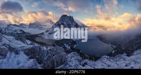 Eine faszinierende Aufnahme des Mount Assiniboine Provincial Park unter Der helle Himmel am Abend Stockfoto
