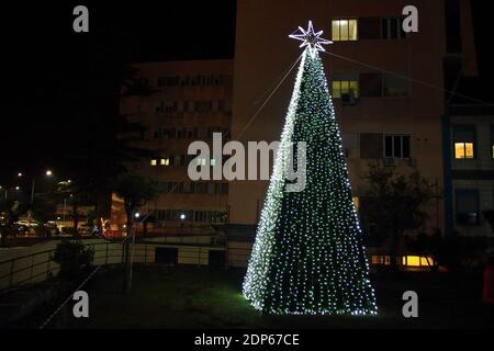 Der freiwillige Verein Koru in der Gemeinde Pagani, in Absprache mit den Gesundheitsmanagern des Zivilkrankenhauses Andrea Tortora und dem Bürgermeister der Gemeinde Pagani, Haben am Eingang des Stadtkrankenhauses einen Weihnachtsbaum sichtbar installiert, sobald Sie eingeben.EIN Licht der Hoffnung für alle, die in dieser Zeit der Weihnachten leiden und ein Weg, um alle Mitarbeiter des Gesundheitswesens, Ärzte und Krankenschwestern zu danken, Für die außerordentliche Arbeit, die sie in dieser schwierigen Zeit von Covid-19 für die Gemeinschaft leisten (Foto: Pasquale Senatore/Pacific Press) Stockfoto