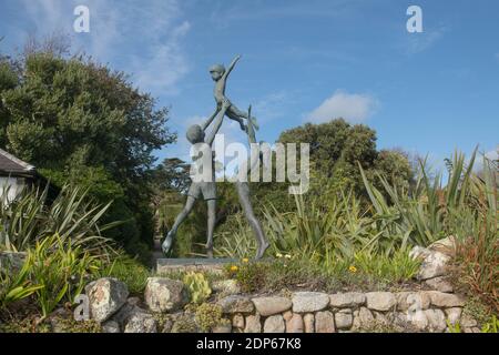 Bronzeskulptur von drei Kindern von David Wynne im Abbey Garden auf der Insel Tresco auf den Scilly-Inseln, England, Großbritannien Stockfoto