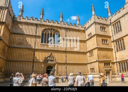 Touristen im Innenhof der Bodleian Library in Oxford, Oxfordshire, England Stockfoto