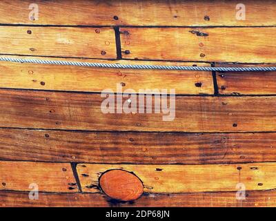 Nahaufnahme Detail eines Holzbootes an einem Yachthafen in Griechenland Stockfoto