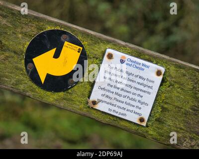 Der Weg durch einen alten Stiel wird von einem versperrt Abgewinkelte moosige Holzstange mit einem Schild, das darauf hinweist, dass die Das öffentliche Wegerecht wurde geändert, um dem zu entsprechen Stockfoto