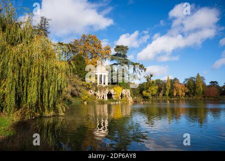 Romantischer Stadtpark mit schönem See im Herbst sonnigen Tag. Reflexion im Wasser. Daumesnil See in Vincennes Wald von Paris, Frankreich. Herbst Saison natu Stockfoto