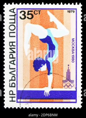 MOSKAU, RUSSLAND - 26. SEPTEMBER 2018: Eine in Bulgarien gedruckte Briefmarke zeigt Balance Beam, Olympische Sommerspiele 1980, Moskau: Turnserie, um 1979 Stockfoto