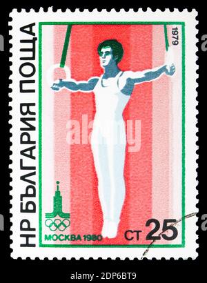 MOSKAU, RUSSLAND - 26. SEPTEMBER 2018: Eine in Bulgarien gedruckte Briefmarke zeigt Ringe, Olympische Sommerspiele 1980, Moskau: Turnserie, um 1979 Stockfoto