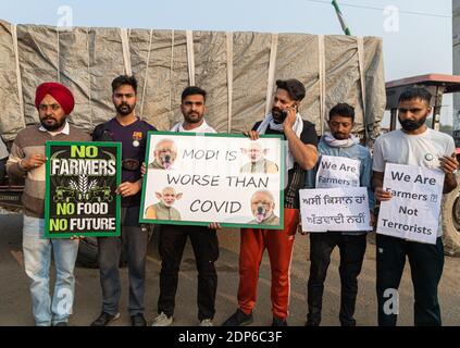 Regierungsfeindliche Parolen, die von Jugendlichen indiens an der Grenze zu delhi geschrieben wurden. Stockfoto