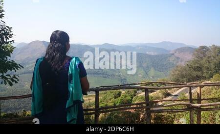 Ein Tourist Mädchen genießen oder Blick auf die Bergketten in iravikulam Nationalpark. Ein Teil der Western Ghats in kerala, munnar-Bergstation. Stockfoto