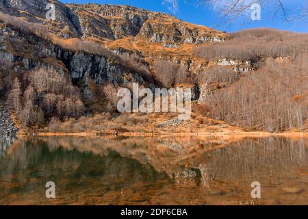 Schöner Blick auf den Lago Santo Modenese, an einem sonnigen Herbsttag, Pievepelago, Italien Stockfoto