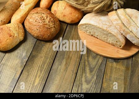 Auswahl an frischem Brot auf einem Holztisch Stockfoto