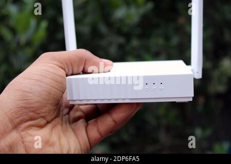 Weiße Farbe WLAN Router zur Hand Fotoaufnahme in Dhaka, Bangladesch. Stockfoto