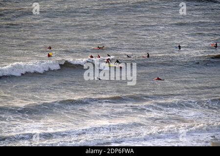 Langland Bay, Swansea, Großbritannien. Dezember 2020. Surfer in Weihnachtskleidung fahren heute Morgen bei stürmischem Wetter in der Langland Bay in der Nähe von Swansea ins Meer. Quelle: Phil Rees/Alamy Live News Stockfoto