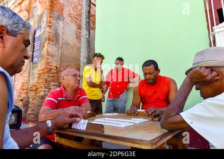 Kubanische Männer spielen Dominosteine auf der Straße, Trinidad Kuba Stockfoto