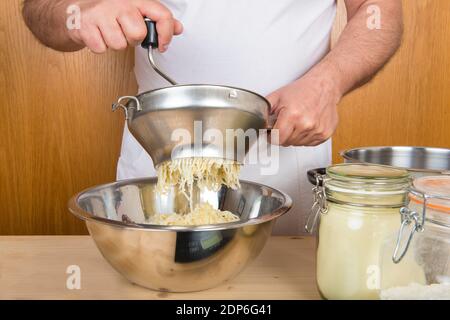 Koch maische gekochte Kartoffeln, um Gnocchi in der Küche zu machen Stockfoto