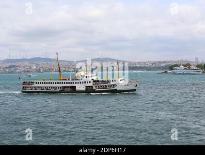 ISTANBUL, TÜRKEI-7. JUNI: Fähre zum Eminonu Pier.Juni 7,2015 in Istanbul, Türkei. Stockfoto