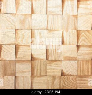 Braune Keramikfliese mit Mosaikmuster für Wand- und Bodendekoration. Betonstein Oberfläche Hintergrund. Textur mit hölzernen Quadraten Ornament für Stockfoto