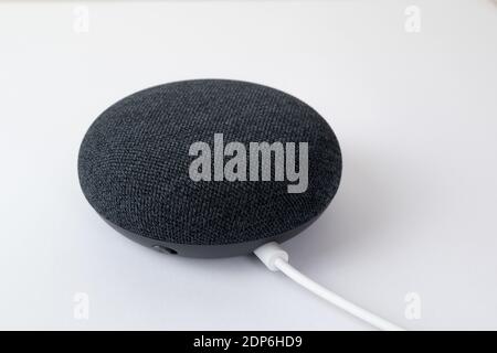 London, Vereinigtes Königreich - 19. Dezember 2020: Charcoal Google Nest Home Mini Smart Speaker mit eingebautem Google Assistant auf weißem Hintergrund. Stockfoto