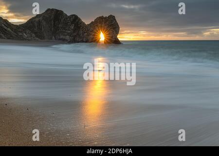 Durdle Door Sonnenaufgang an der Jurassic Küste, Dorset. VEREINIGTES KÖNIGREICH Stockfoto