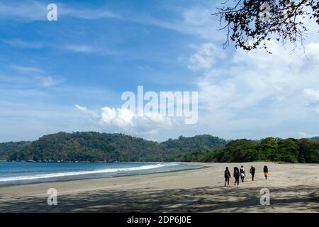 Der Strand von Nanggelan ist eines der touristischen und Fischerorte, im Meru Betiri Nationalpark, Bezirk Jember, Ost-Java. Stockfoto