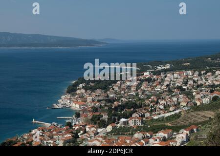 Luftaufnahme der Altstadt von Bol mit Hafen und Zlatni Rat im Hintergrund, Insel Brac, Dalmatien, Kroatien, Europa. Stockfoto