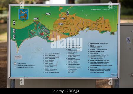 Bol Stadtplan und Informationboard, Insel Brac,Dalmatien, Kroatien,Europa. Stockfoto