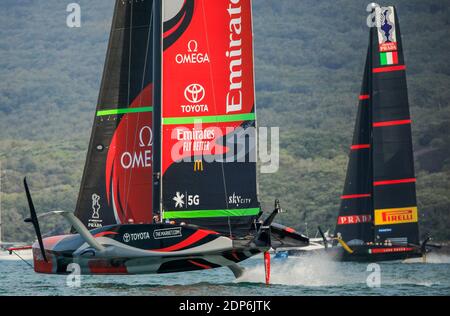 (201219) -- AUCKLAND, 19. Dezember 2020 (Xinhua) -- Emirates Team New Zealand (L) tritt gegen Luna Rossa Prada Pirelli Team während des dritten Tages Wettbewerb bei der America's Cup World Series in Auckland, Neuseeland, 19. Dezember 2020. (COR36/Studio Borlenghi/Handout über Xinhua) Stockfoto