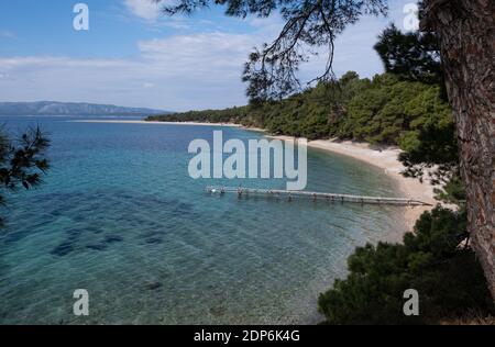 Erhöhter Blick über die Bucht in Richtung Zlatni Rat, Bol, Insel Brac, Dalmatien, Kroatien, Europa. Stockfoto