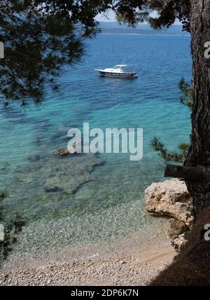 Erhöhte Ansicht des Tauchzentrums Boot in der Bucht bei Bol, Insel Brac, Dalmatien, Kroatien, Europa. Stockfoto
