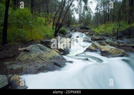 Kalipait ist ein Fluss mit hohem Schwefelgehalt, der vom Kratersee Ijen stammt Stockfoto