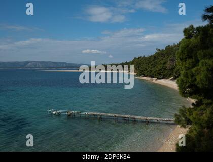 Erhöhter Blick über die Bucht in Richtung Zlatni Rat, Bol, Insel Brac, Dalmatien, Kroatien, Europa. Stockfoto