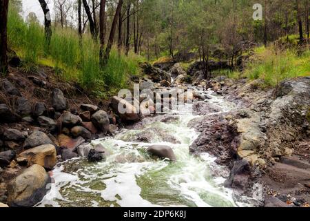 Kalipait ist ein Fluss mit hohem Schwefelgehalt, der vom Kratersee Ijen stammt Stockfoto